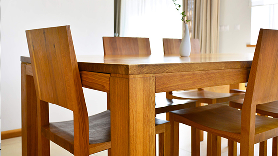 Care sunt caracteristicile lemnului masiv de nuc sau de pin? Pentru ce tip de mobilier este potrivit?
