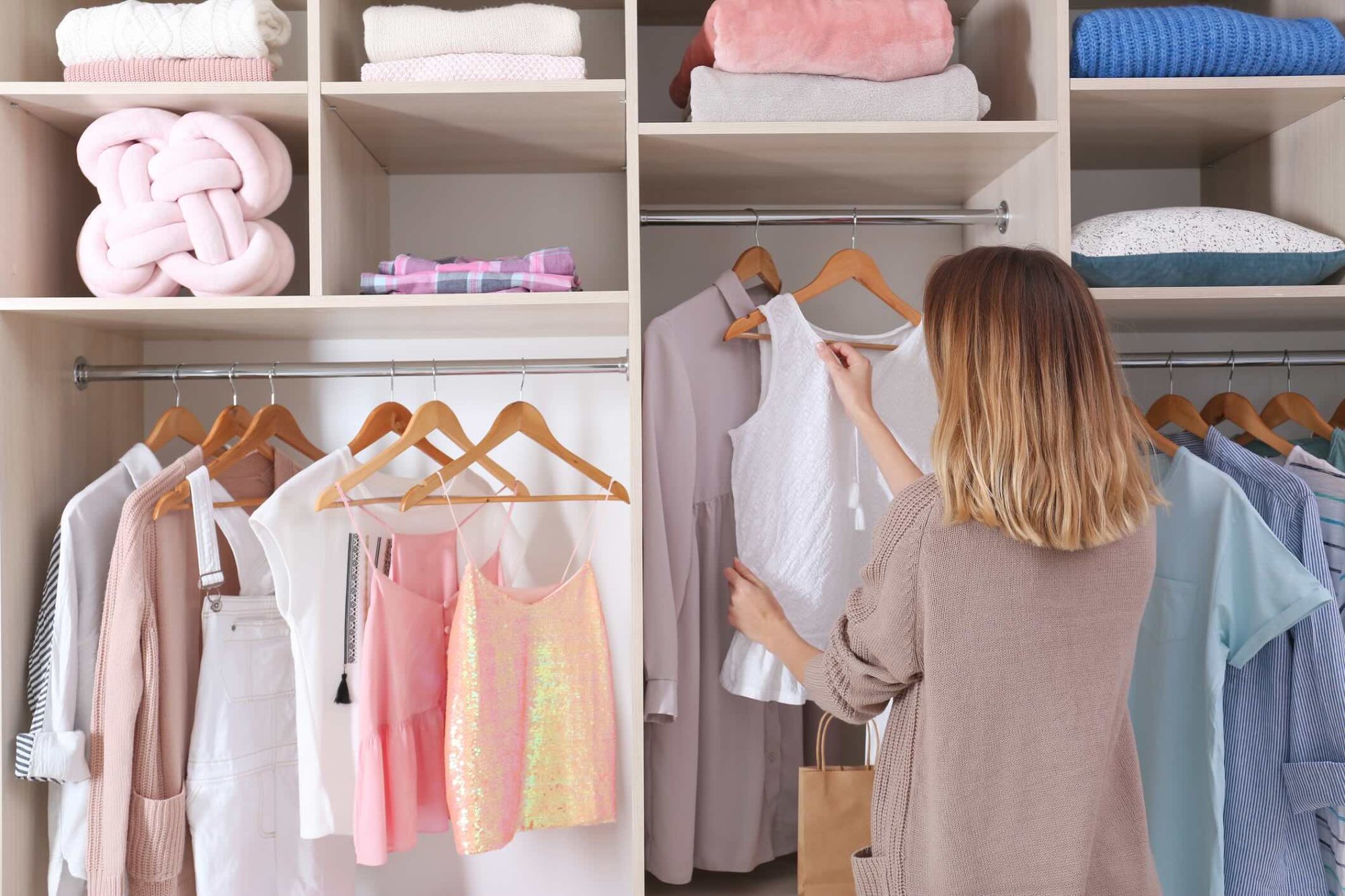 Inspirații pentru dressing în orice dormitor – deschis, walk-in și încorporat